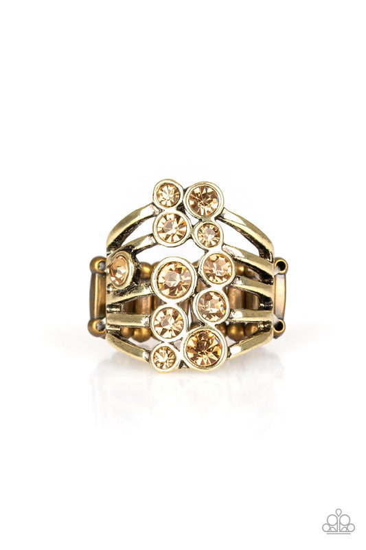 Paparazzi Ring Meet In The Middle - Brass