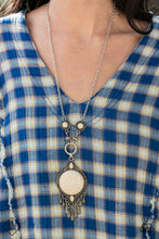 Load image into Gallery viewer, Paparazzi Simply Santa Fe Jan 2021 Fashion Fix Necklace White
